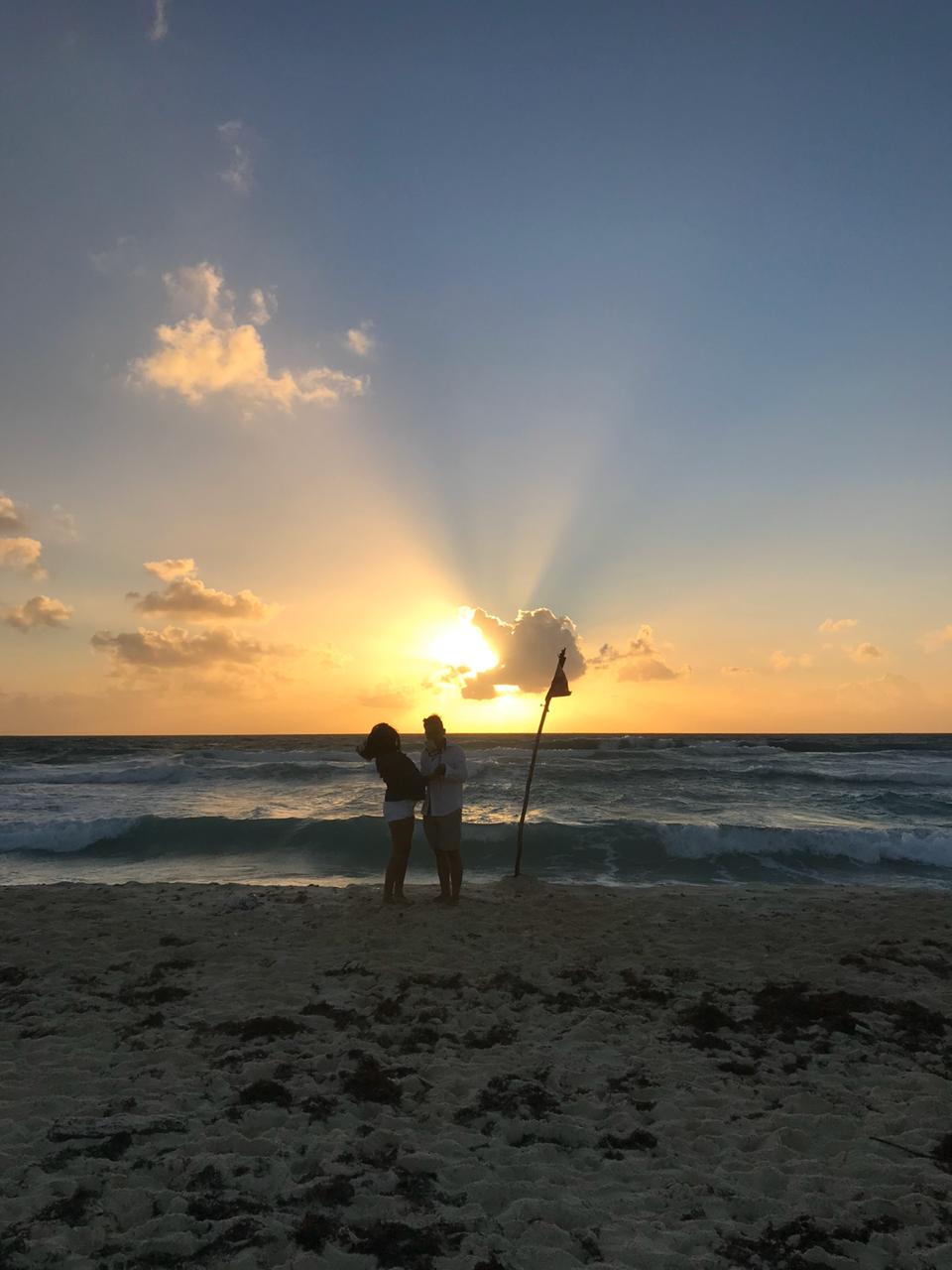 Un amanecer en Cancún es mejor en pareja