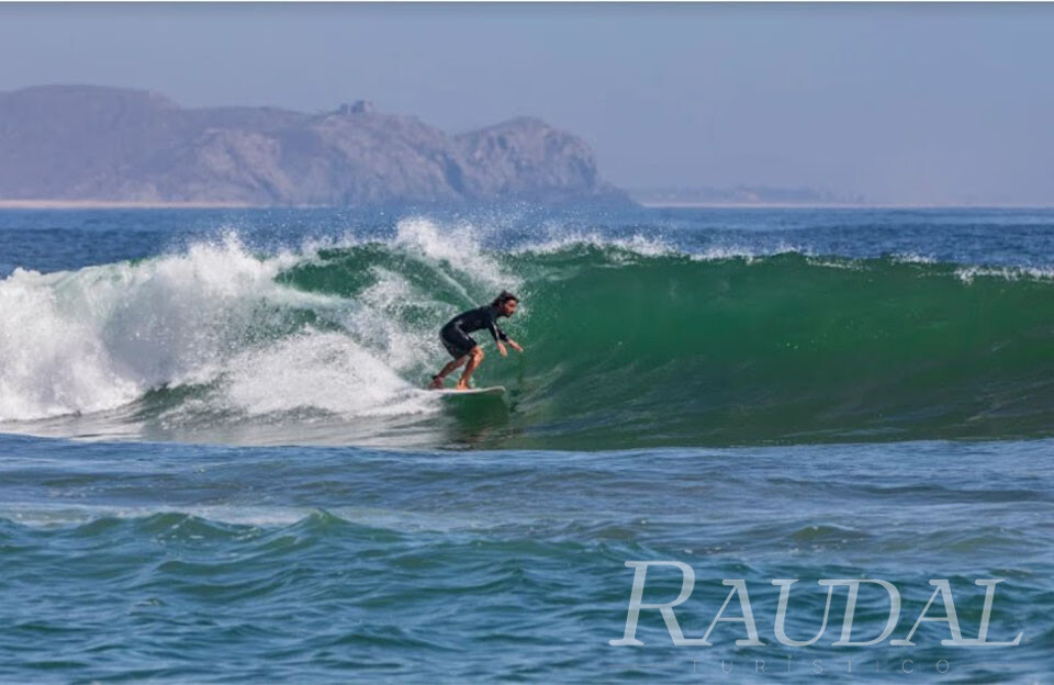 Surf en Todos Santos, es una de las actividades más buscadas Revista